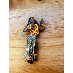 Wooden HAWAIIAN Girl W/Yellow & Red‎ Lei Dancing W/metallic Skirt Pin Brooch VTG